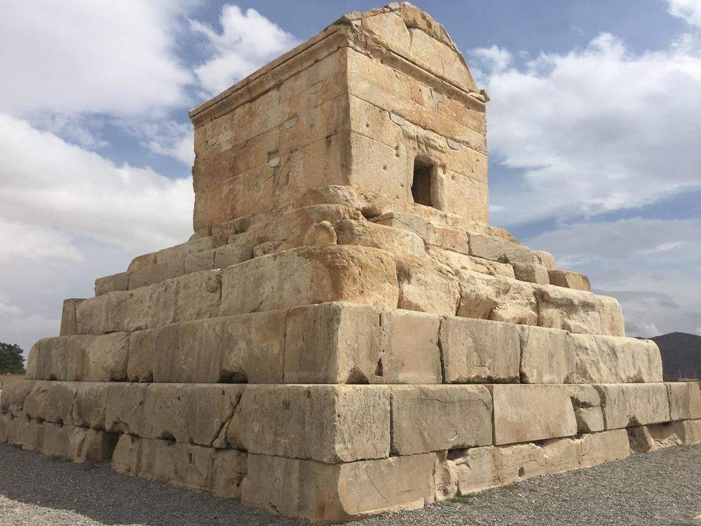 Mausoleu-Ciro-Pasargada-ira-min