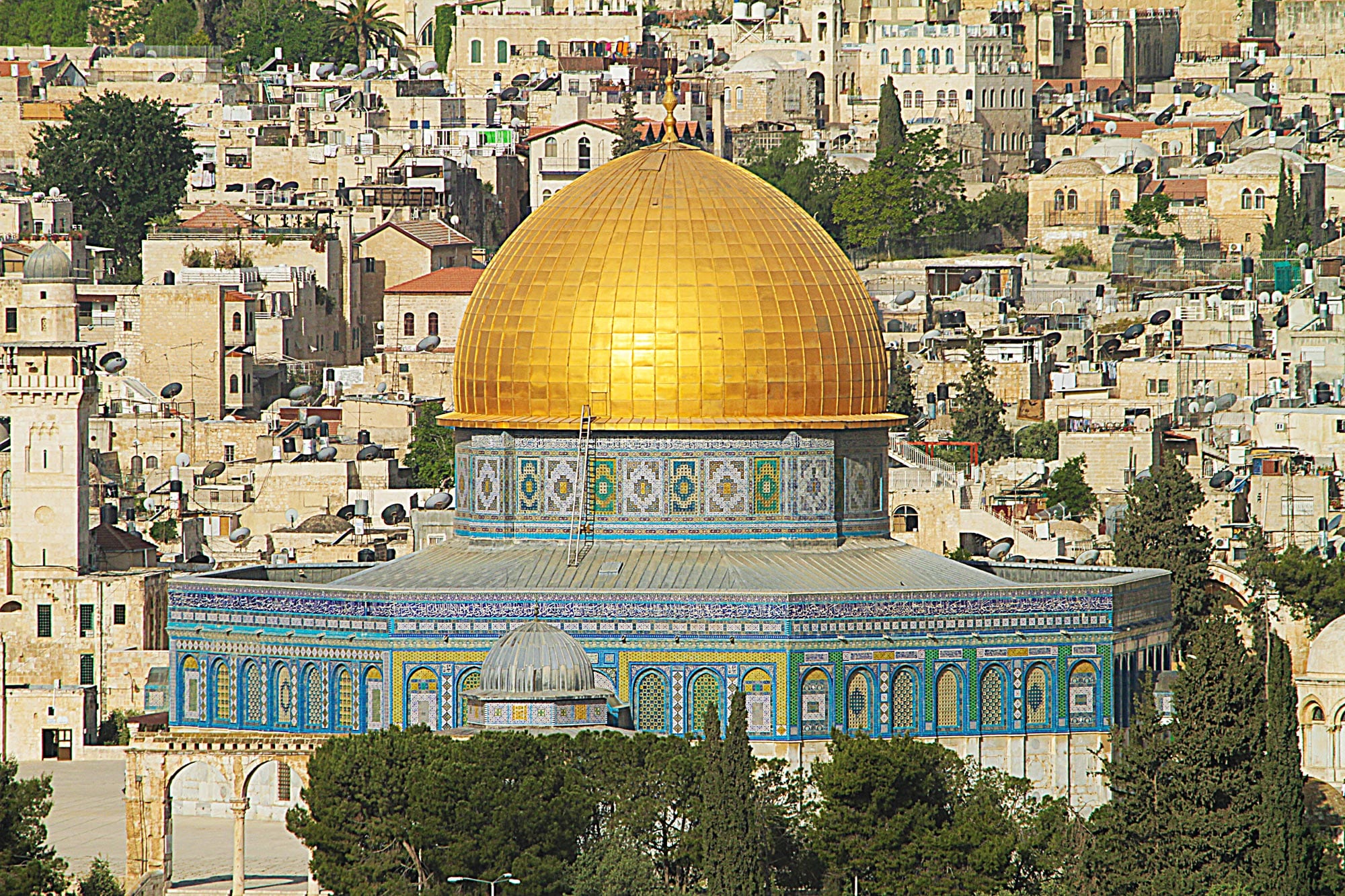 a_mesquita_de_omar_mais_conhecida_como_cupula_da_rocha_ou_domo_da_rocha_um_dos_icones_da_cidade_velha_de_jerusalem_-min