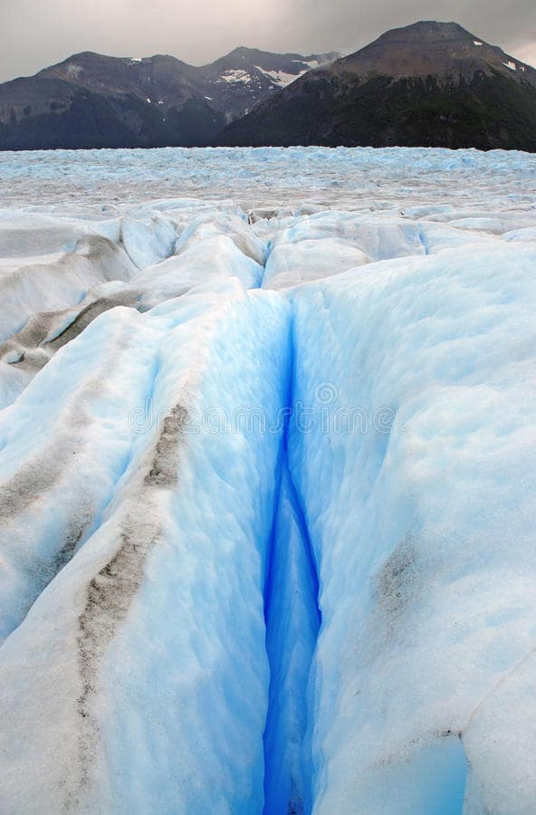 paisagem-glacial-da-montanha-no-patagonia-51434983-min